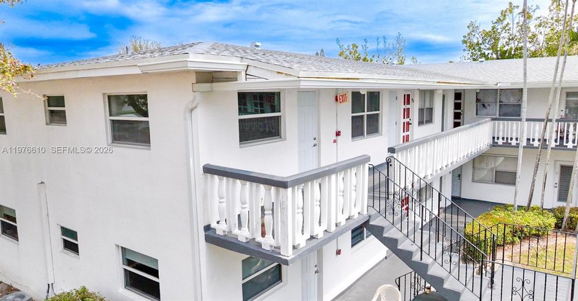 Fully remodeled 55+ condo located in a charming garden-style - Beach Condo for sale in Hollywood, Florida on Beachhouse.com