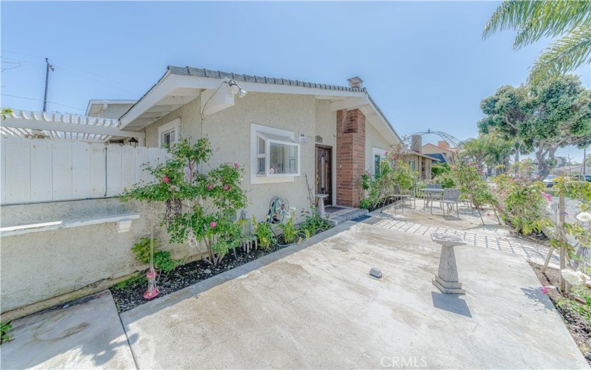 This stunning triplex is perfectly positioned just a stone's - Beach Townhome/Townhouse for sale in Huntington Beach, California on Beachhouse.com