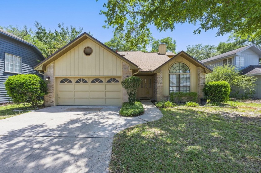 IMMACULATELY REFRESHED SINGLE FAMILY HOME. Welcome to this - Beach Home for sale in Fort Walton Beach, Florida on Beachhouse.com