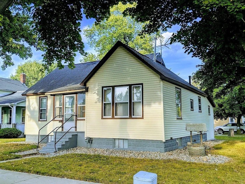 Cute 3 bedroom 1 bath Southend home with central air to keep you - Beach Home for sale in Bay City, Michigan on Beachhouse.com