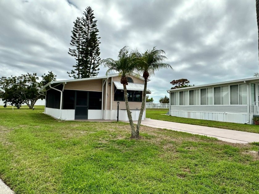 Discover easy Florida living in this 1988, 1-bedroom, 1-bath - Beach Home for sale in Nokomis, Florida on Beachhouse.com