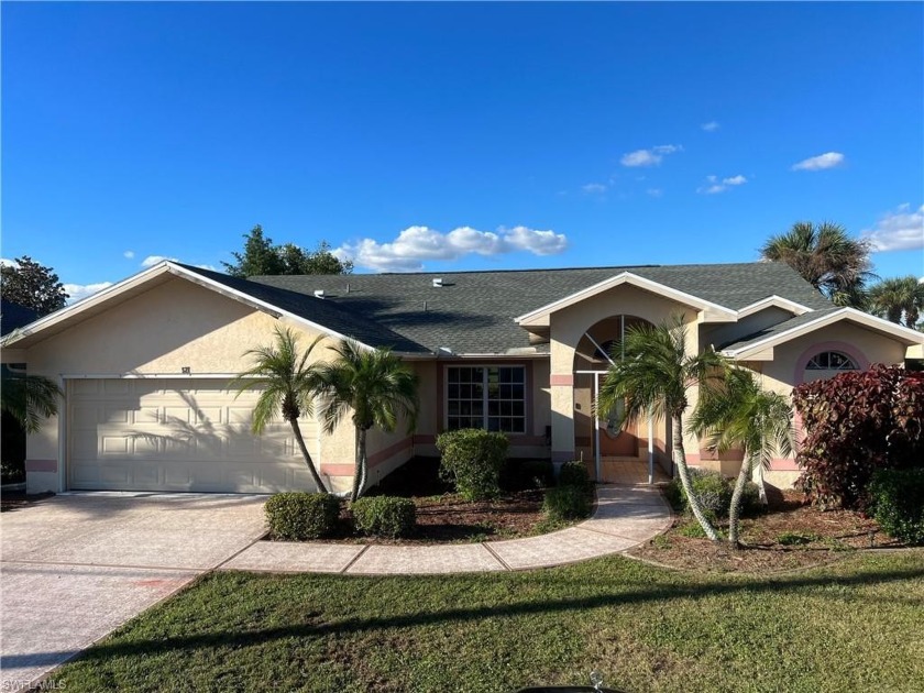 THIS SINGLE-FAMILLY WATERFRONT HOME UNDER $340,000 NEW ROOF! - Beach Home for sale in Rotonda West, Florida on Beachhouse.com