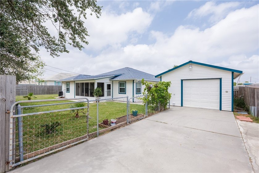 VA 2.25% ASSUMABLE MORTGAGE! This charming and immaculately - Beach Home for sale in Rockport, Texas on Beachhouse.com