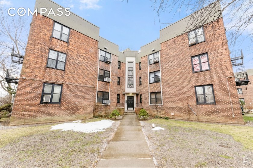 This bright and well-proportioned one-bedroom home offers an - Beach Condo for sale in Queens, New York on Beachhouse.com