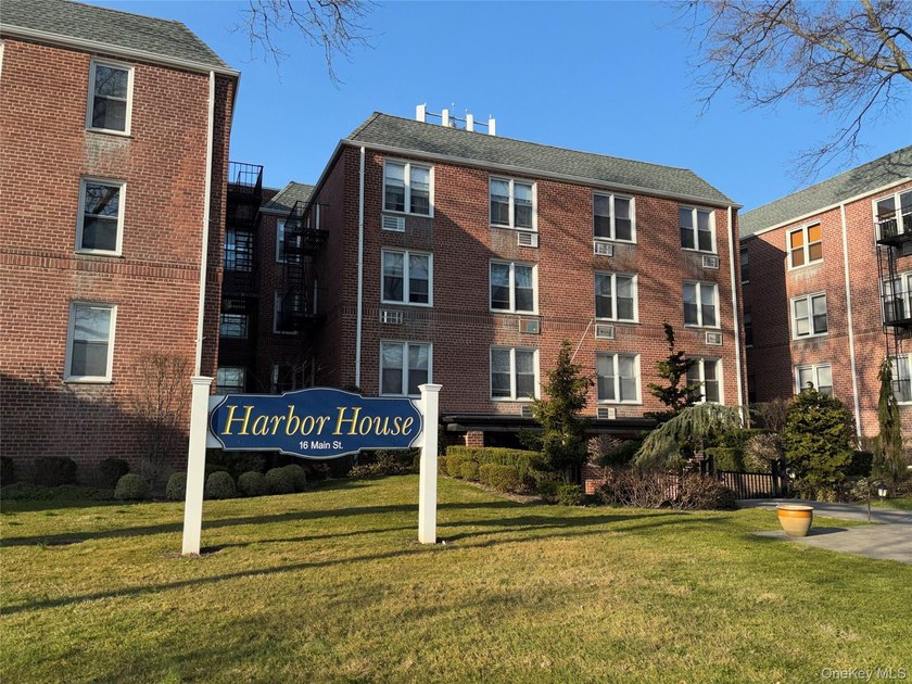 Well-maintained 2nd-floor studio apartment in East Rockaway - Beach Lot for sale in East Rockaway, New York on Beachhouse.com