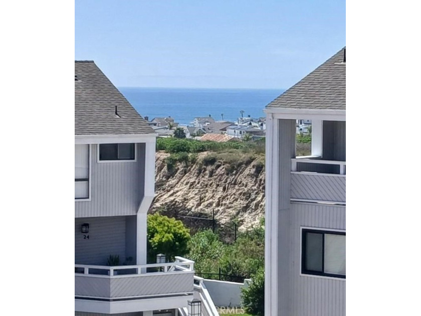 NEW PAINT, NEW FLOORING AND NEW APPLIANCES!  Welcome to all that - Beach Condo for sale in Newport Beach, California on Beachhouse.com