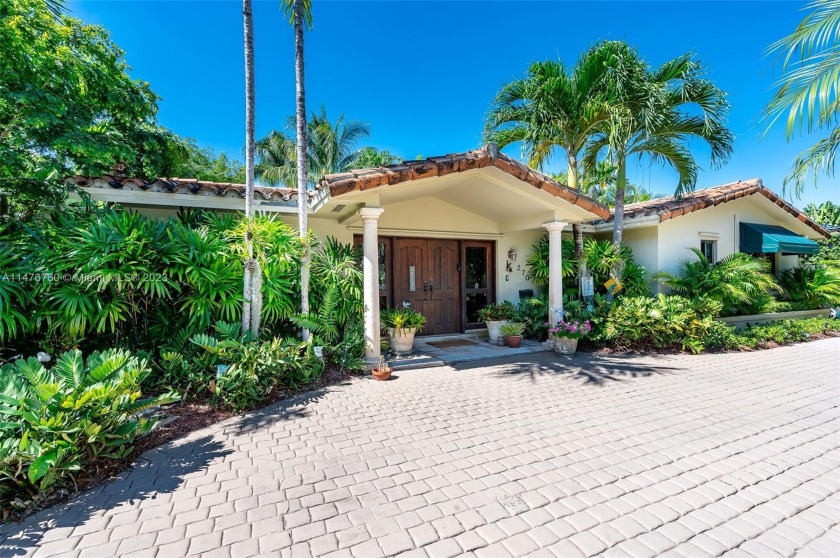 Have it all! Update this spacious and charming split floorplan - Beach Home for sale in Key Biscayne, Florida on Beachhouse.com