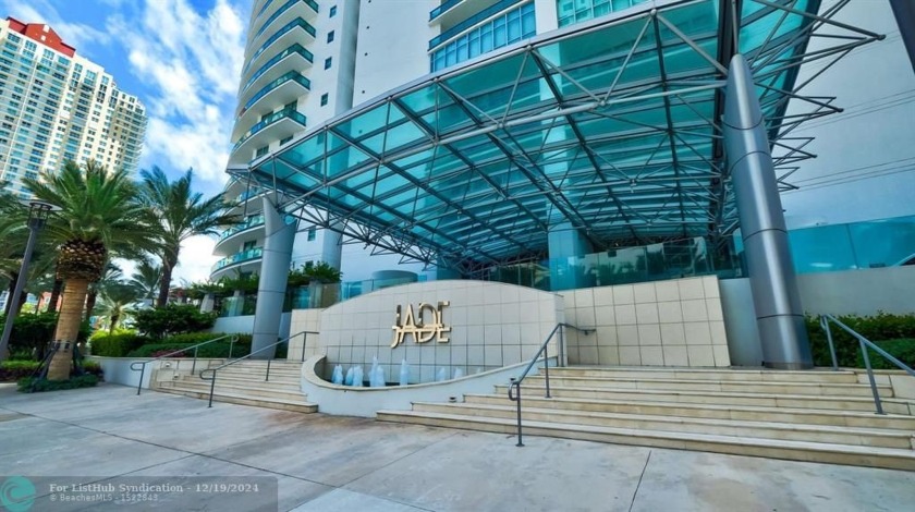 Luxurious corner unit perfectly positioned capturing - Beach Condo for sale in Miami, Florida on Beachhouse.com