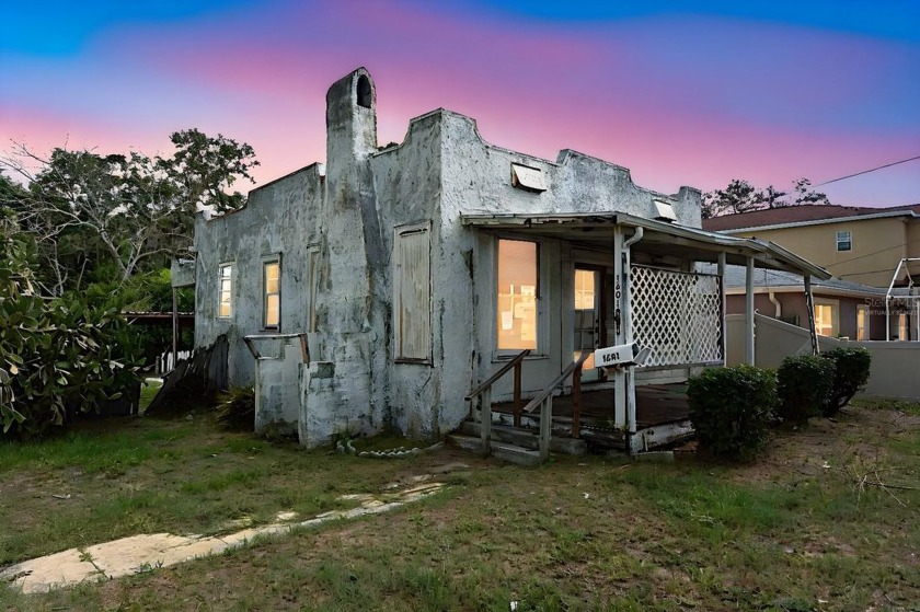 *** INCREDIBLE REDEVELOPMENT OPPORTUNITY *** just outside Tarpon - Beach Home for sale in Tarpon Springs, Florida on Beachhouse.com