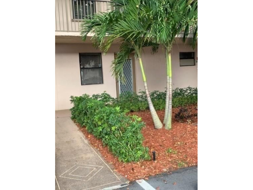 Updated 1 bed 1 bath in desirable Phase 4 of SUNRISE LAKES a 55+ - Beach Home for sale in Sunrise, Florida on Beachhouse.com