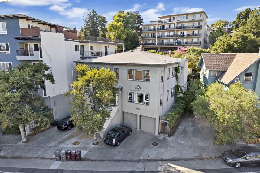 Located in the sought-after Grand Lake neighborhood of Oakland - Beach Townhome/Townhouse for sale in Oakland, California on Beachhouse.com