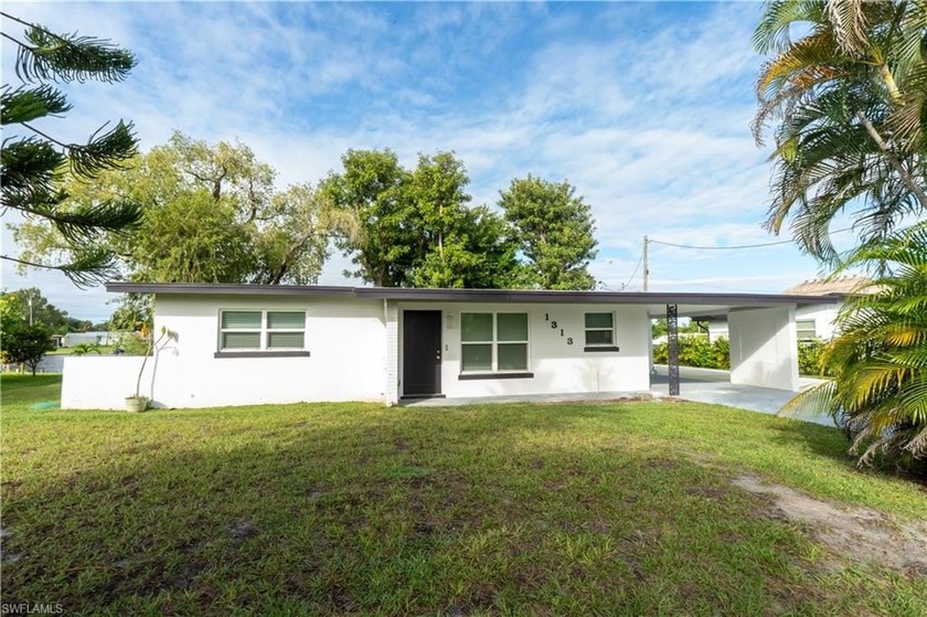 Bring the boat, bring the RV -- there's room for it all! This - Beach Home for sale in North Fort Myers, Florida on Beachhouse.com