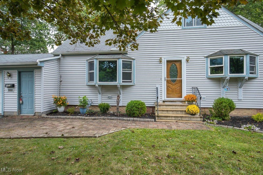 This 3 bedroom, 2 full bath home features an eat-in kitchen, a - Beach Home for sale in Avon Lake, Ohio on Beachhouse.com