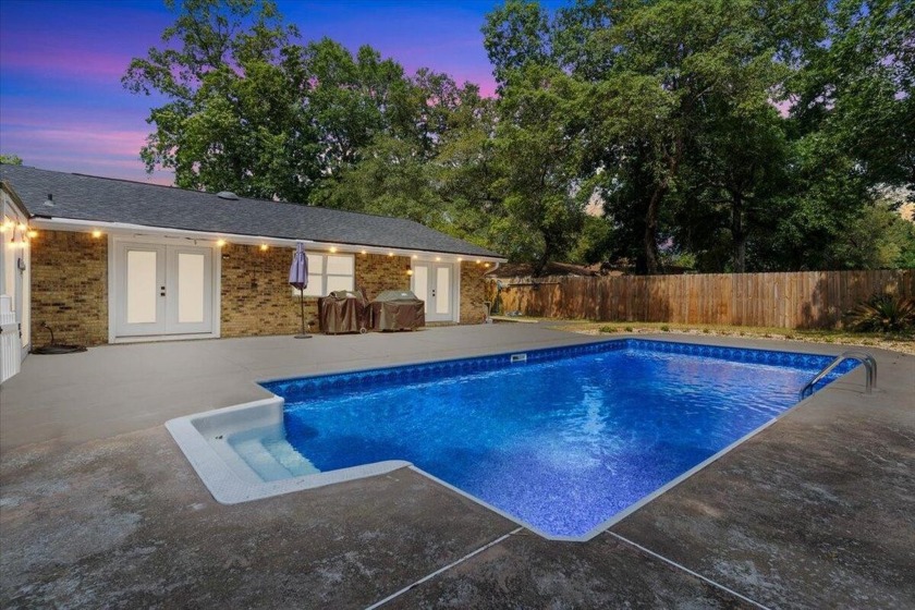 Welcome to this beautifully updated 4-bedroom, 2.5-bathroom pool - Beach Home for sale in Niceville, Florida on Beachhouse.com