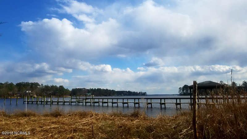 1 acre waterfront lot in the upscale Oaks at Beards (Bairds) - Beach Lot for sale in Grantsboro, North Carolina on Beachhouse.com