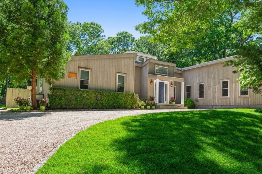 Welcome to 10 Winterberry Lane, where every detail exudes luxury - Beach Home for sale in East Hampton, New York on Beachhouse.com