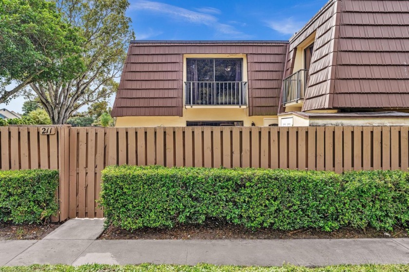 Welcome to this beautifully renovated 2-bedroom, 2.5-bathroom - Beach Townhome/Townhouse for sale in Palm Beach Gardens, Florida on Beachhouse.com