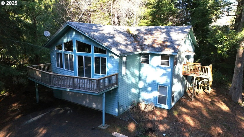 Great LAKE AND BOAT DOCK ACCESS ON MERCER LAKE! Charming 2003 - Beach Home for sale in Florence, Oregon on Beachhouse.com