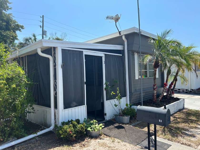 This 1 Bedroom 1 Bathroom Single-wide mobile home, with large - Beach Home for sale in Palm Harbor, Florida on Beachhouse.com