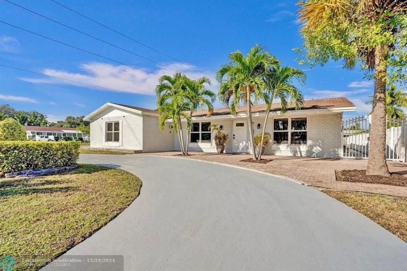 Wonderful 5bed/3bath pool home with 2 car garage, on a corner - Beach Home for sale in Hollywood, Florida on Beachhouse.com