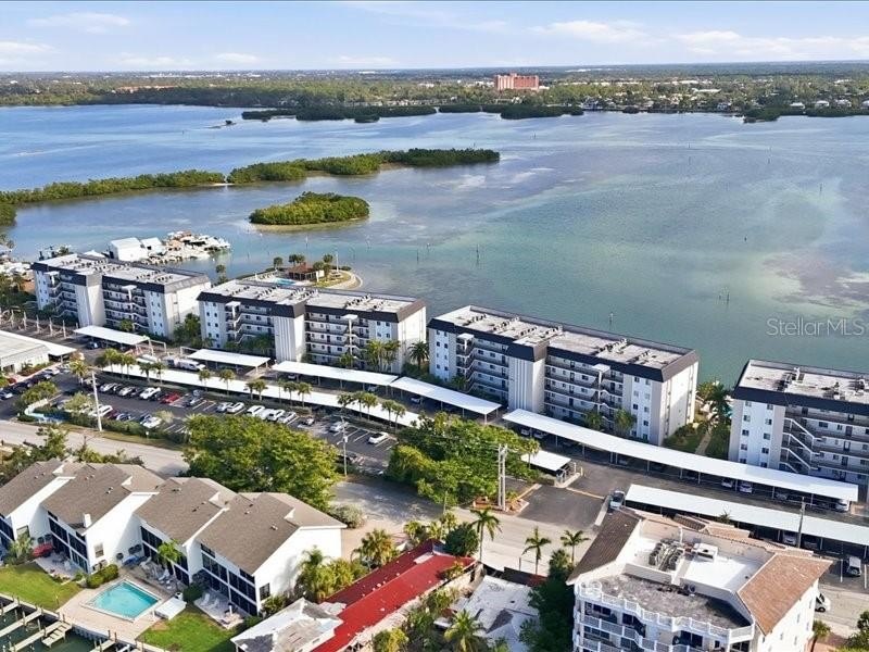 Welcome to Sunrise Cove and the coveted and quiet south end of - Beach Condo for sale in Sarasota, Florida on Beachhouse.com