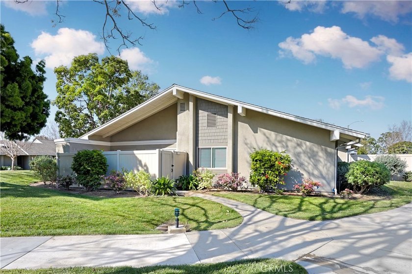 END UNIT... SINGLE STORY... 3 Bedroom, 2 bath home in the - Beach Condo for sale in Huntington Beach, California on Beachhouse.com