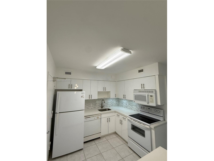 This spacious 2BD/2BA unit offers the perfect combination of - Beach Condo for sale in Miami Beach, Florida on Beachhouse.com
