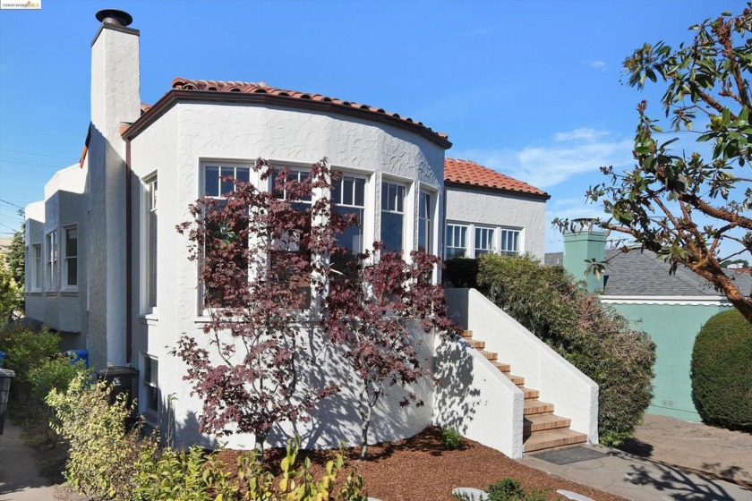 This 1,436 square foot, 2-plus bedroom, 2-bath DETACHED home is - Beach Home for sale in San Francisco, California on Beachhouse.com