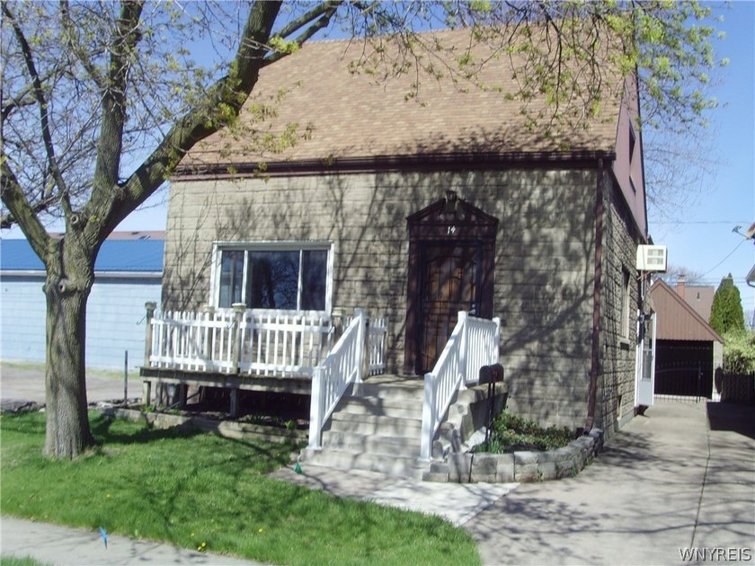 ***** LOCATION LOCATION LOCATION **** Spectacular views of the - Beach Home for sale in Buffalo, New York on Beachhouse.com