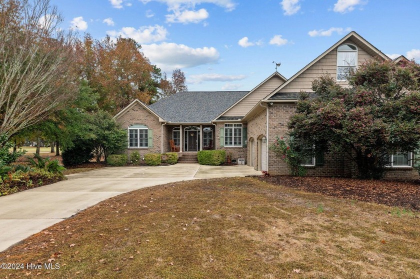 Welcome to 107 Montreux Lane, a stunning residence in the - Beach Home for sale in New Bern, North Carolina on Beachhouse.com