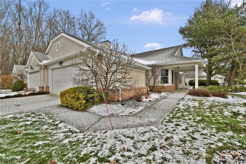 Welcome to this well-maintained, single-floor senior living unit - Beach Condo for sale in Avon Lake, Ohio on Beachhouse.com