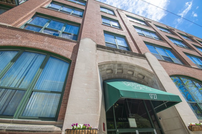 Spacious 2-bedroom, 2-bath loft in the historic Prairie District - Beach Home for sale in Chicago, Illinois on Beachhouse.com