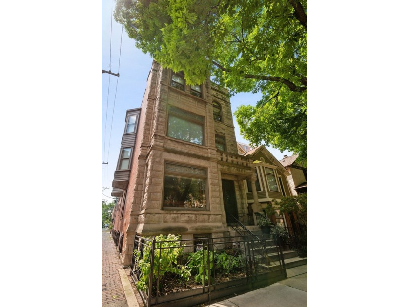 Stately rehabbed super sunny walk-up featuring stately details - Beach Home for sale in Chicago, Illinois on Beachhouse.com