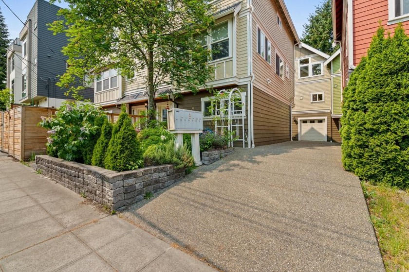 Impeccably Maintained, Move-in Ready 3-level Townhouse. Spacious - Beach Townhome/Townhouse for sale in Seattle, Washington on Beachhouse.com