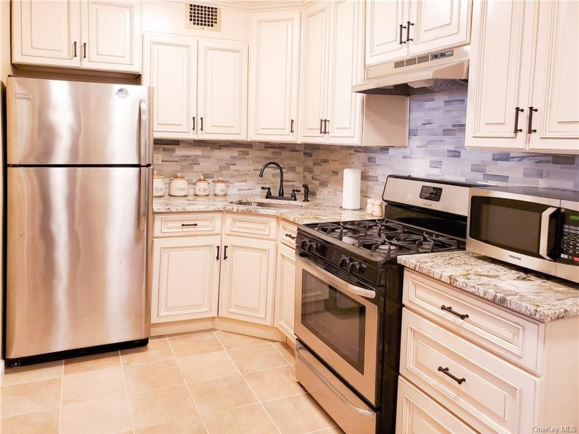 Pet/Dog/Cat friendly! Walk-In Closets. Newly renovated kitchen - Beach Home for sale in Bronx, New York on Beachhouse.com