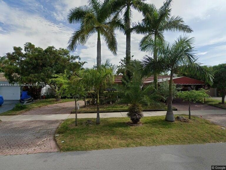 Located at 837 Washington St in Hollywood, Florida, this home - Beach Home for sale in Hollywood, Florida on Beachhouse.com