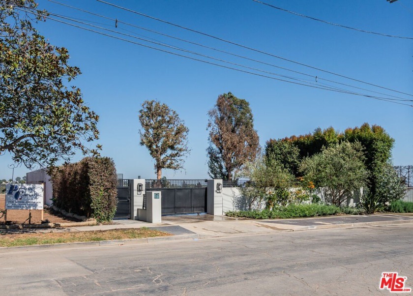 Rare opportunity to own a generous 9,838 sq ft lot, almost twice - Beach Lot for sale in Pacific Palisades, California on Beachhouse.com