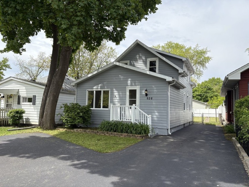 Move-in ready 4 bedroom & 2 bathroom 2-story home. Hardwood - Beach Home for sale in Winthrop Harbor, Illinois on Beachhouse.com