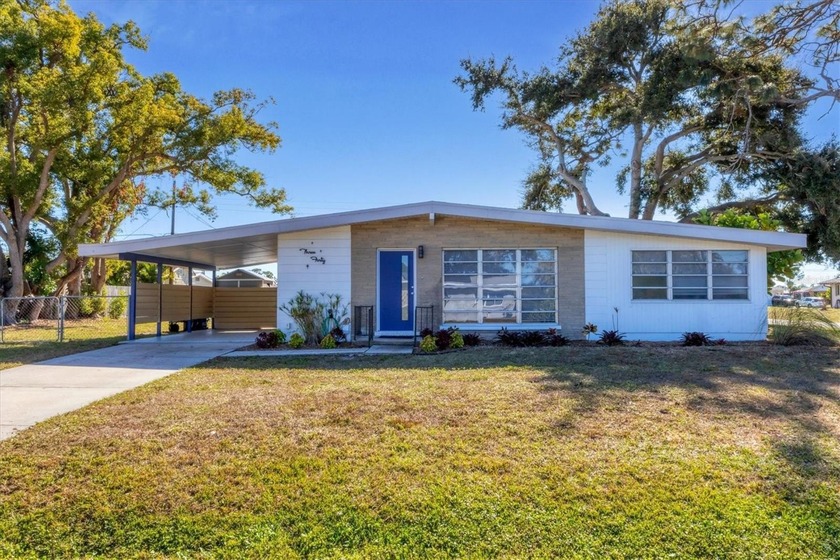 Short Sale. SHORT SALE, THIS IS A GEM A MUST SEE, Loaded with - Beach Home for sale in Venice, Florida on Beachhouse.com