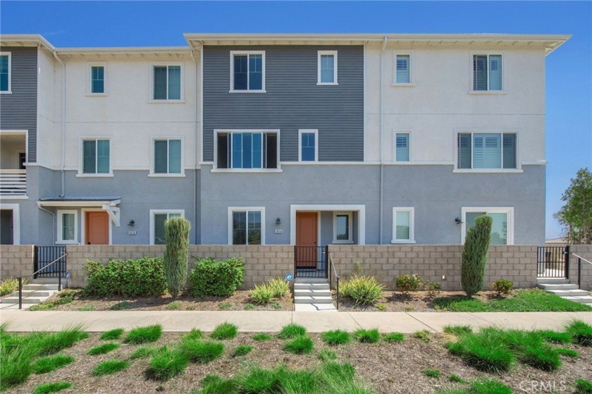 Experience amazing views of Palos Verdes Hills in this rare unit - Beach Townhome/Townhouse for sale in San Pedro, California on Beachhouse.com