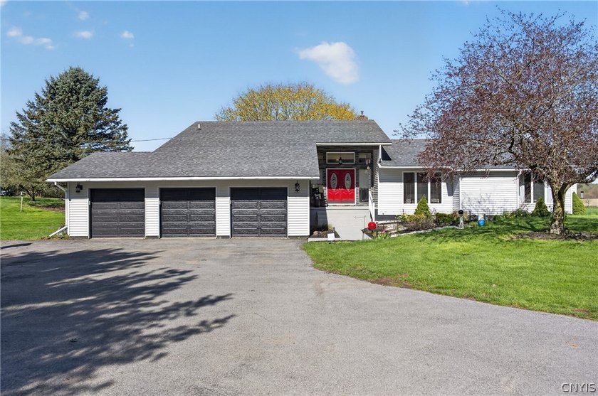 Spacious country retreat offering over 3000 sq ft of quality - Beach Home for sale in Pulaski, New York on Beachhouse.com