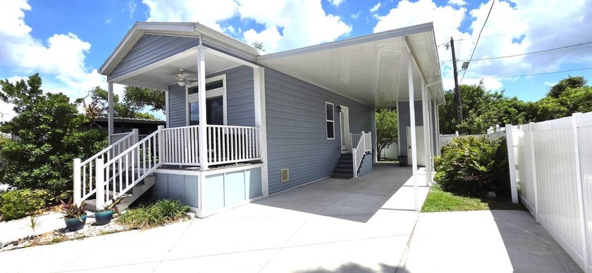 Look no further - this is the Florida Retreat you've been - Beach Home for sale in Sarasota, Florida on Beachhouse.com