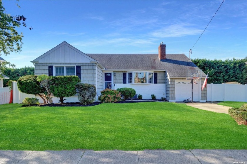 Welcome to this beautifully maintained 3 Bedroom, 2 full - Beach Home for sale in Massapequa, New York on Beachhouse.com