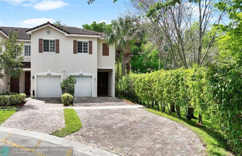 Welcome to your private retreat in this corner unit townhome - Beach Townhome/Townhouse for sale in Tamarac, Florida on Beachhouse.com