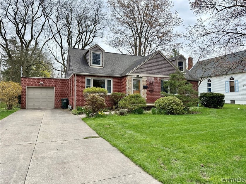 Welcome to this charming 4/5 bedroom, 2 bath brick home located - Beach Home for sale in Youngstown, New York on Beachhouse.com