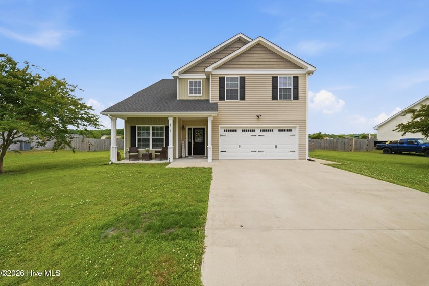 Beautifully updated 4BR, 2.5BA home with peaceful lake views in - Beach Home for sale in Currituck, North Carolina on Beachhouse.com