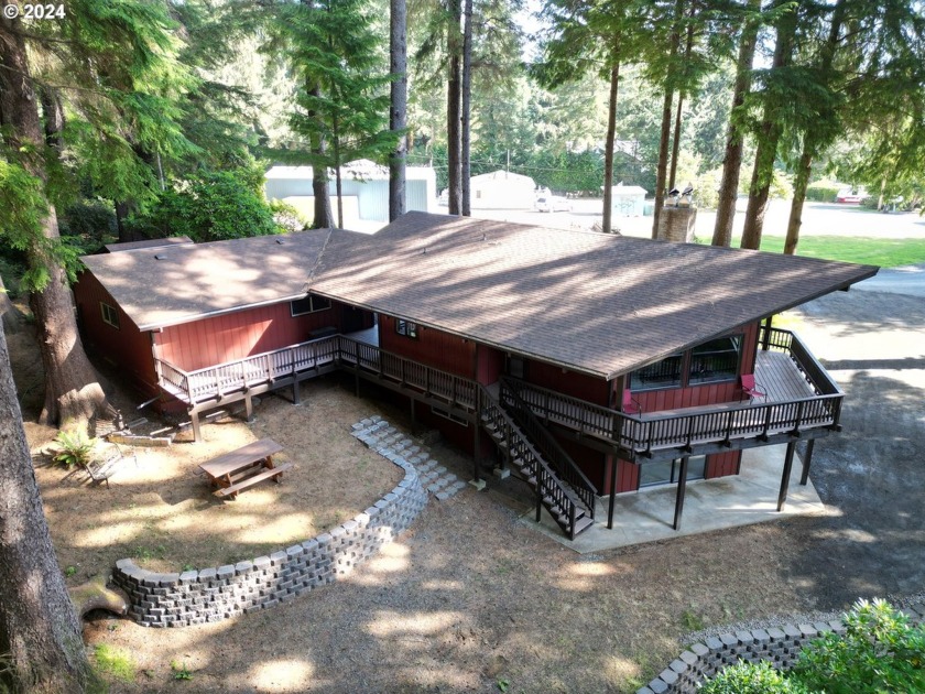 Wonderful like-new chalet-style house with views of Siltcoos - Beach Home for sale in Florence, Oregon on Beachhouse.com