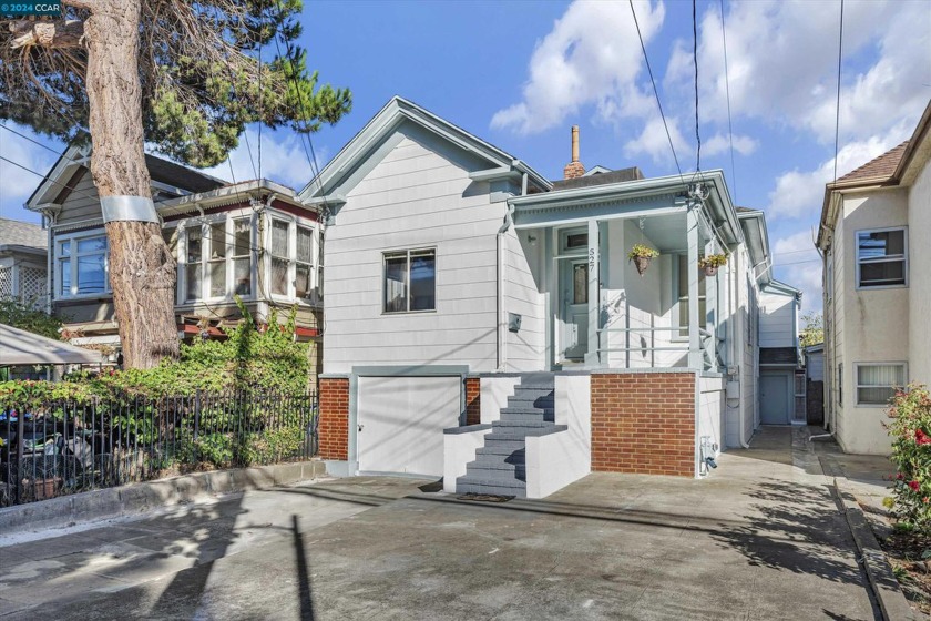 OPEN 11/2, 1PM-4PM. Located in lovely Alameda, this charming - Beach Home for sale in Alameda, California on Beachhouse.com