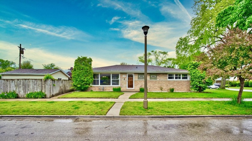 Welcome to 7625 Karlov Ave in Skokie, IL. This 3 bed/3 bath - Beach Home for sale in Skokie, Illinois on Beachhouse.com