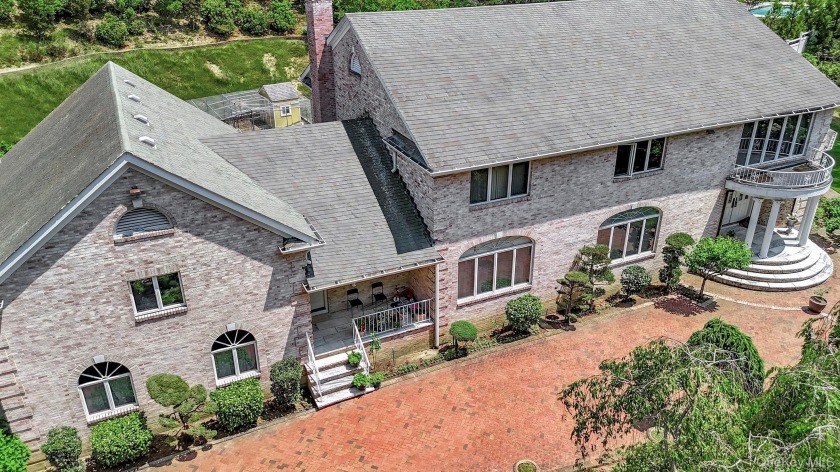 Expansive Laurel Hollow Colonial built with fortitude.  This - Beach Home for sale in Laurel Hollow, New York on Beachhouse.com